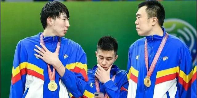 由于今晚的拍卖会，将由宋婉婷亲自担任拍卖师，所以她便在这间休息室候场。